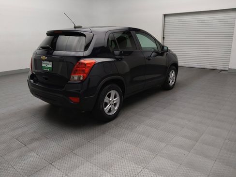 Used 2022 Chevrolet Trax LS w/ Tint and Cruise Package FWD image 9