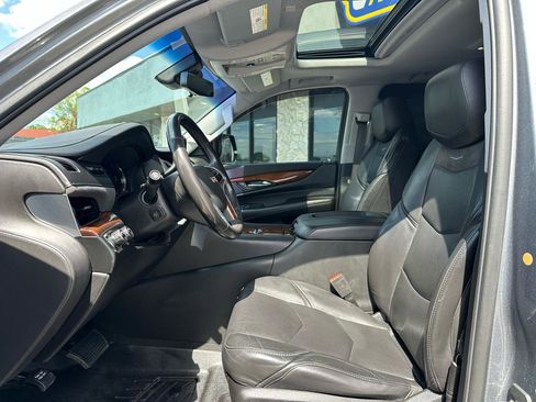 Used 2019 Cadillac Escalade Luxury AWD/4WD image 2