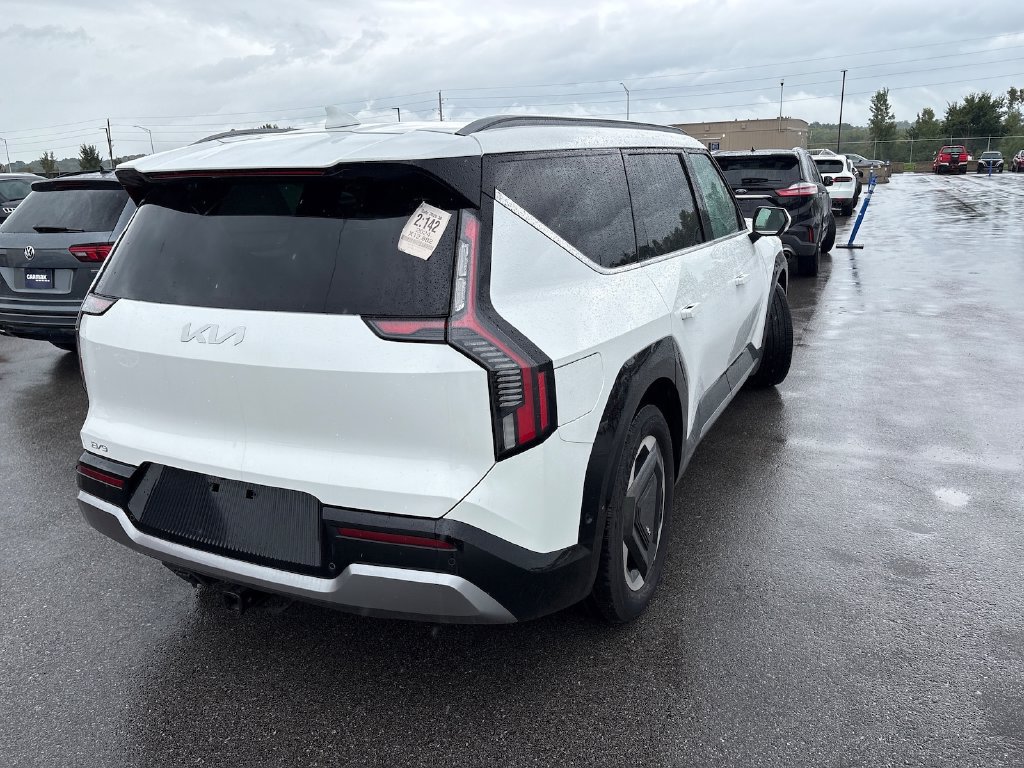 Used 2024 Kia EV9 Land w/ Towing Package AWD/4WD image 5