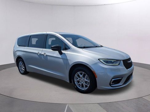 Used 2024 Chrysler Pacifica Touring-L FWD image 7