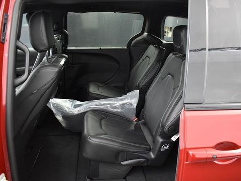 New 2026 Chrysler Pacifica Select image 30
