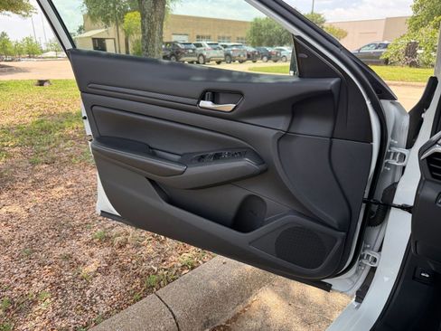 Used 2025 Nissan Altima 2.5 SV FWD image 18