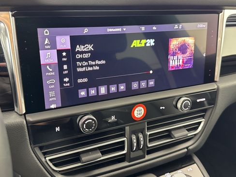 Certified 2026 Porsche Macan AWD/4WD image 22