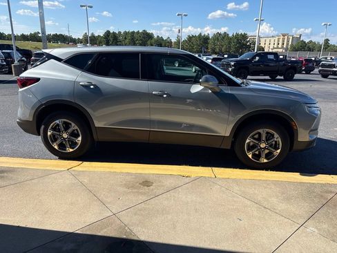 Used 2025 Chevrolet Blazer LT FWD image 2