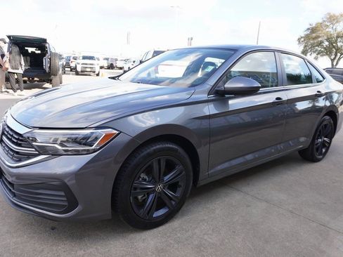 Used 2023 Volkswagen Jetta SE image 3