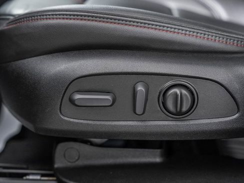 Used 2023 Chevrolet Traverse RS image 41