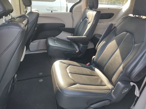Used 2017 Chrysler Pacifica Touring-L Plus w/ Tire & Wheel Group FWD image 4