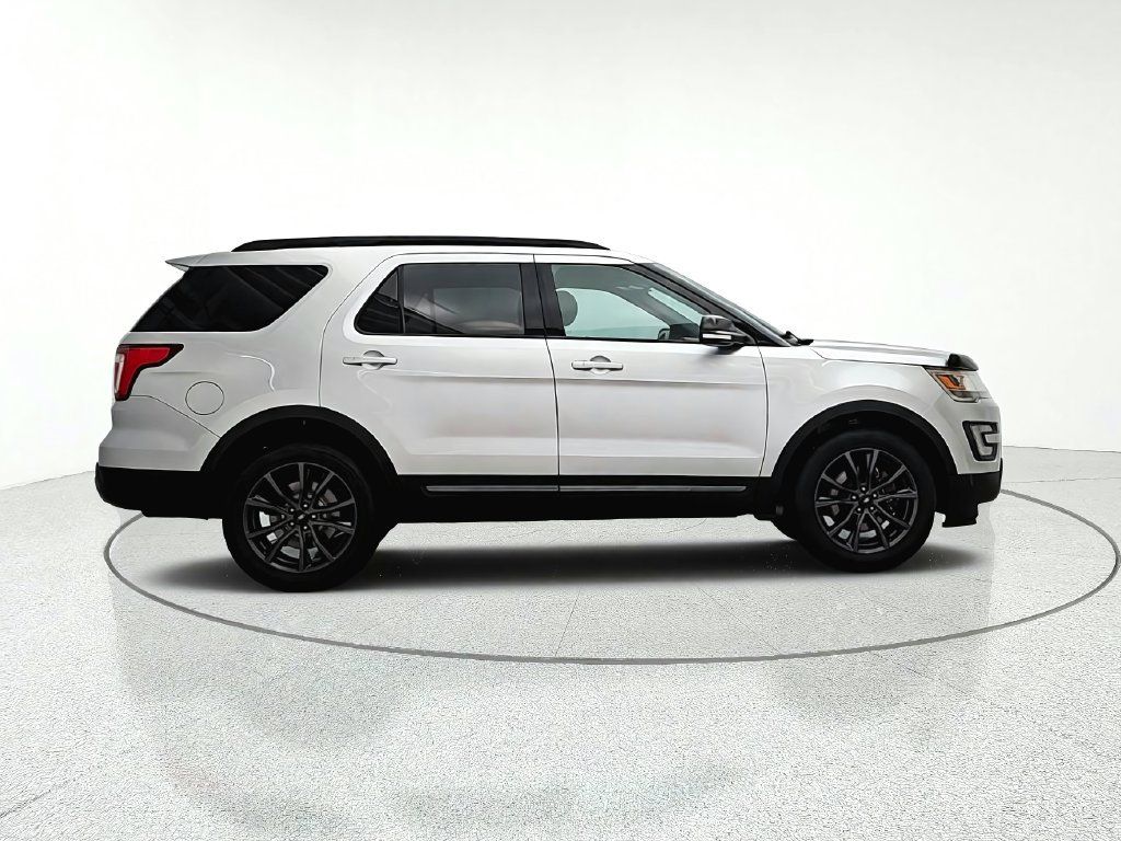 Used 2017 Ford Explorer XLT w/ Equipment Group 202A AWD/4WD image 8