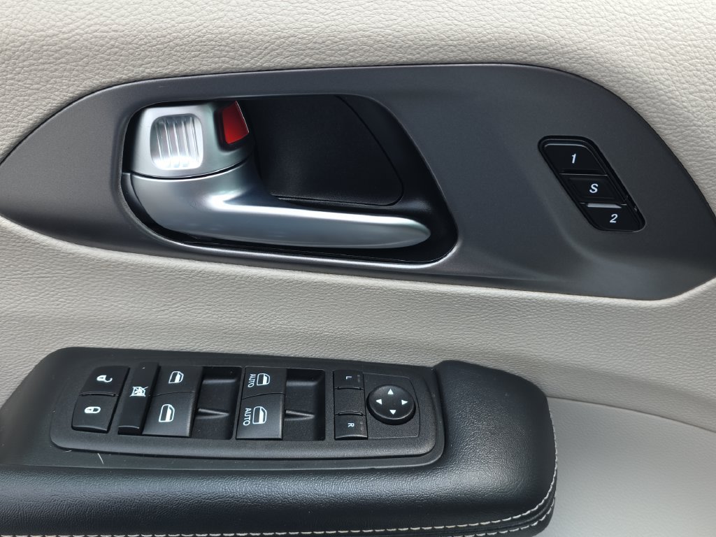 Used 2023 Chrysler Pacifica Touring-L FWD image 13