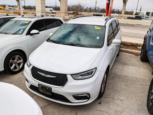 Used 2021 Chrysler Pacifica Touring-L image 9