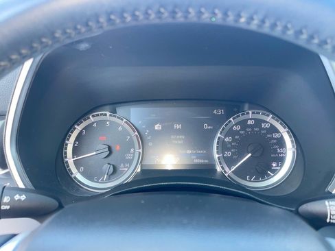 Used 2023 Toyota Highlander XLE image 4