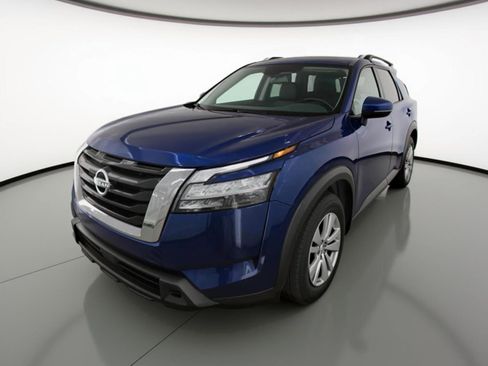 Used 2025 Nissan Pathfinder SV image 3