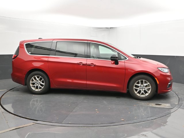Used 2025 Chrysler Pacifica Select FWD image 4