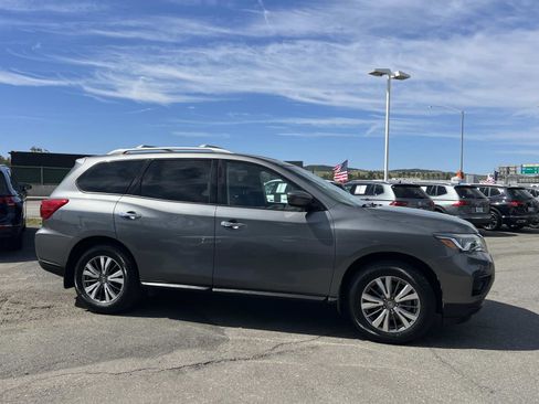 Used 2019 Nissan Pathfinder S image 29