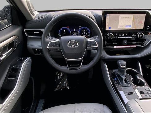 Used 2026 Toyota Highlander Limited AWD/4WD image 6