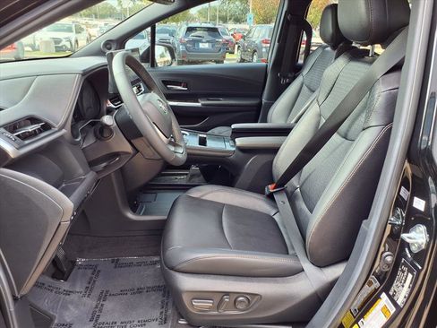 Used 2025 Toyota Sienna XLE Woodland Edition image 18