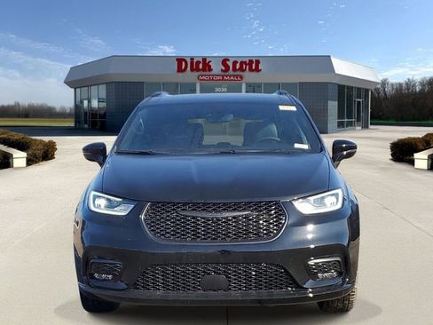 New 2026 Chrysler Pacifica Select image 2