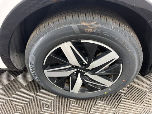 Certified 2022 Kia Sorento S w/ Panoramic Sunroof Package image 32