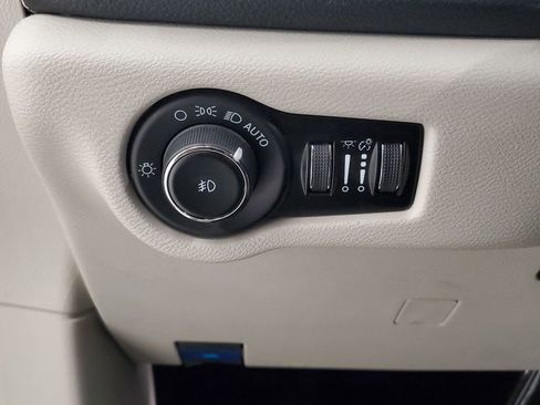 Used 2023 Chrysler Pacifica Limited image 13