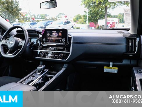 Used 2024 Nissan Pathfinder SV w/ SV Premium Package image 28