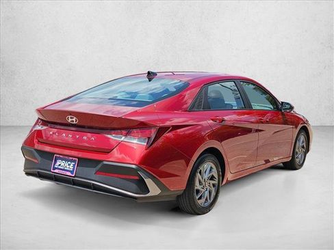 Used 2024 Hyundai Elantra SEL FWD image 5
