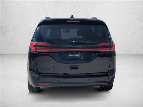 New 2026 Chrysler Pacifica Select image 8