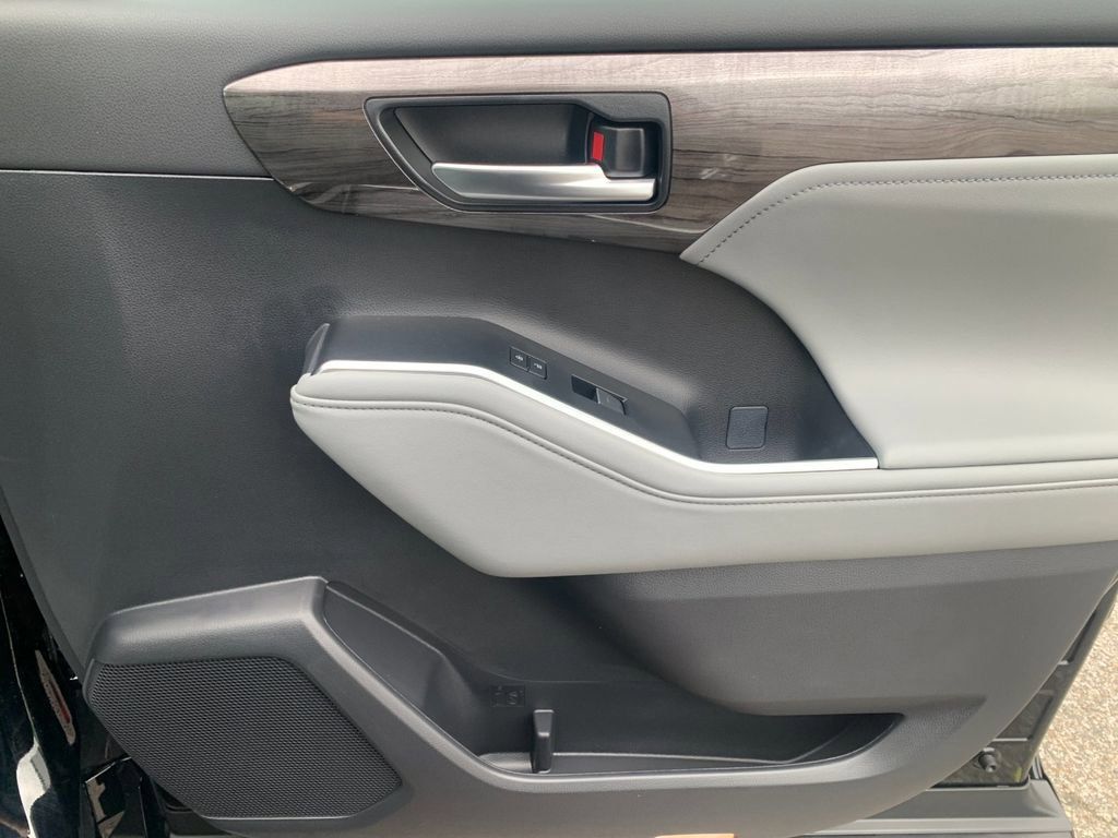 New 2026 Toyota Highlander Limited AWD/4WD image 21
