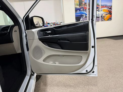 Used 2019 Dodge Grand Caravan SXT FWD image 37
