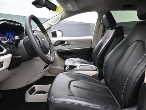 Used 2024 Chrysler Pacifica Touring-L FWD image 18