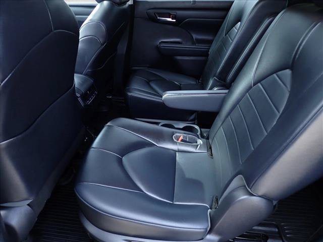 Used 2022 Toyota Highlander XLE AWD/4WD image 10