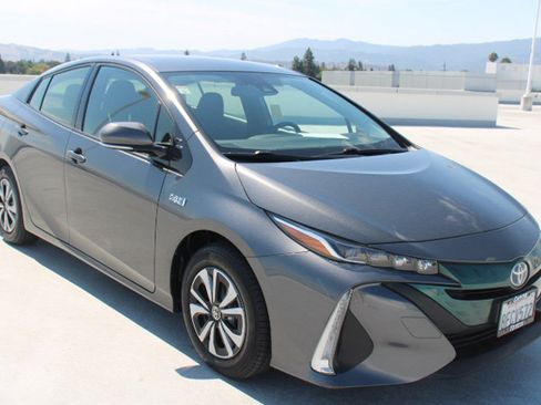 Used 2018 Toyota Prius Prime Plus FWD image 2