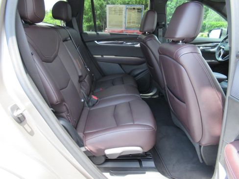 Used 2022 Cadillac XT6 Premium Luxury w/ Technology Package FWD image 32