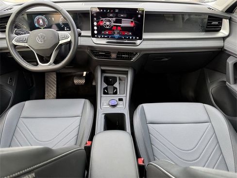 Certified 2025 Volkswagen Tiguan SE image 8