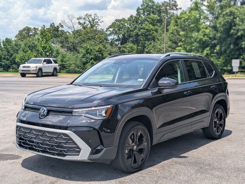 Used 2025 Volkswagen Taos SE w/ Black Wheel Package FWD image 5