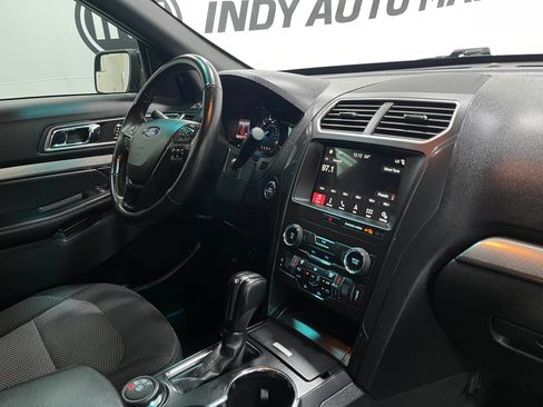 Used 2018 Ford Explorer XLT w/ Equipment Group 201A AWD/4WD image 19