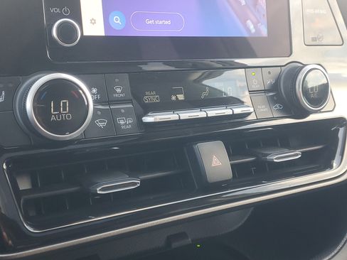 Used 2023 Toyota Highlander XLE FWD image 31