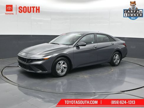 Used 2025 Hyundai Elantra SE FWD image 6