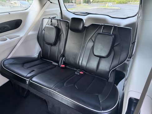 Used 2022 Chrysler Pacifica Limited image 29