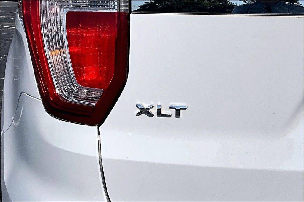 Used 2017 Ford Explorer XLT FWD image 8