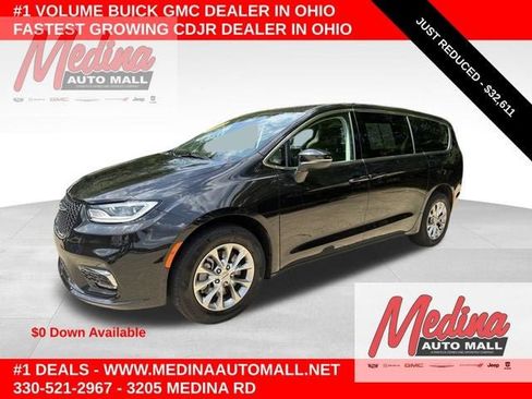 Used 2023 Chrysler Pacifica Touring-L AWD/4WD image 1