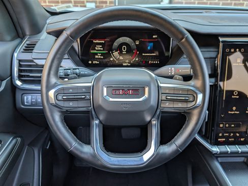 Used 2025 GMC Acadia Elevation image 24