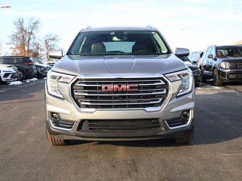 Used 2024 GMC Terrain SLT image 3