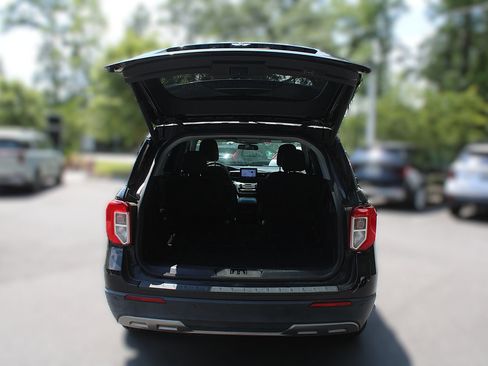 Used 2022 Ford Explorer XLT w/ Equipment Group 202A AWD/4WD image 9