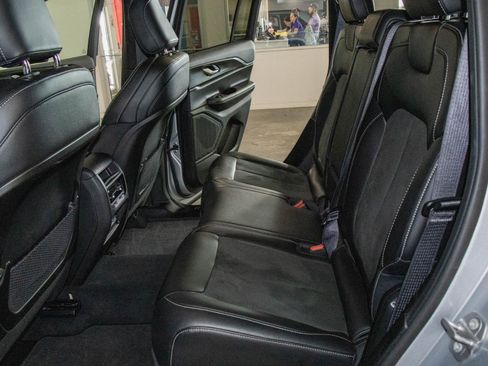 Used 2025 Jeep Grand Cherokee Altitude AWD/4WD image 13