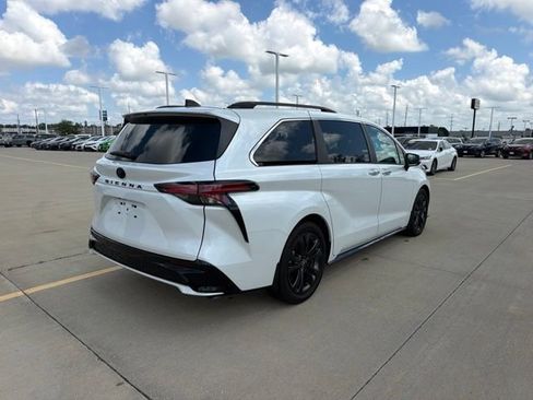 Used 2023 Toyota Sienna XSE FWD image 6
