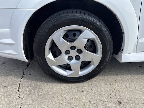 Used 2007 Pontiac Vibe w/ Preferred Package FWD image 2