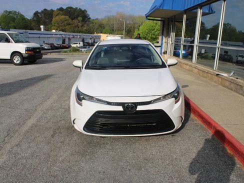 Used 2023 Toyota Corolla LE image 2