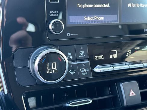 Used 2021 Toyota Highlander LE AWD/4WD image 30
