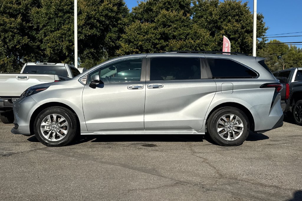 Certified 2025 Toyota Sienna XLE FWD image 6
