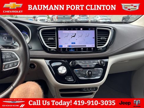 Used 2021 Chrysler Pacifica Touring-L w/ Premium & Safety Sphere Group AWD/4WD image 17